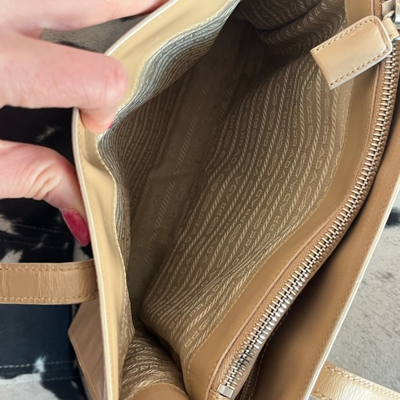 Prada Milano Cream colored Patent Shoulder Bag beautiful, classy and elegant - Picture 10 of 16